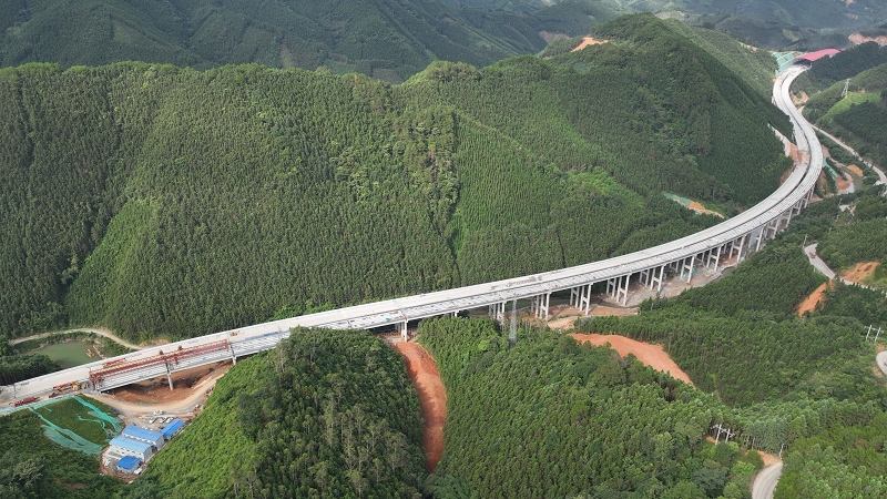 連賀3標(biāo)公羅口1號特大橋順利貫通