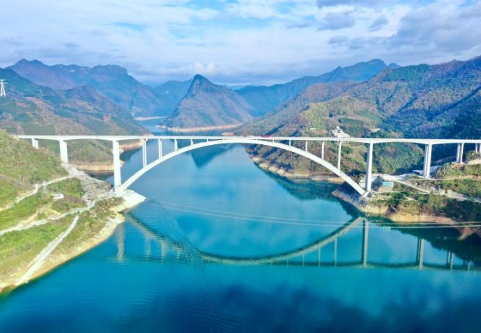 三刷世界紀錄 世界最大跨徑拱橋天峨龍灘特大橋建成通車